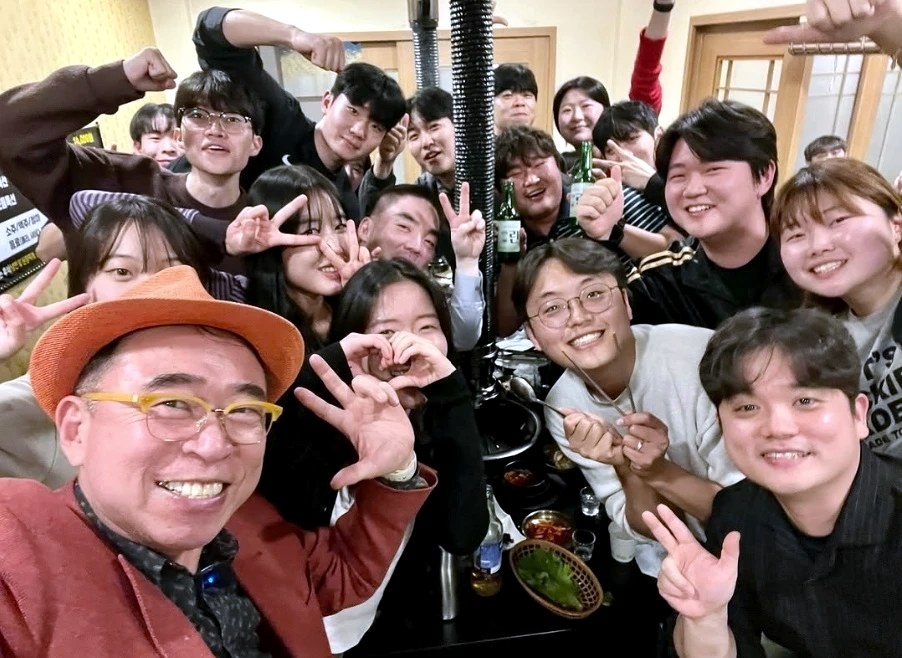 조웅래 회장과 코쿤 부원들이 식당에서 함께 찍은 단체 셀카